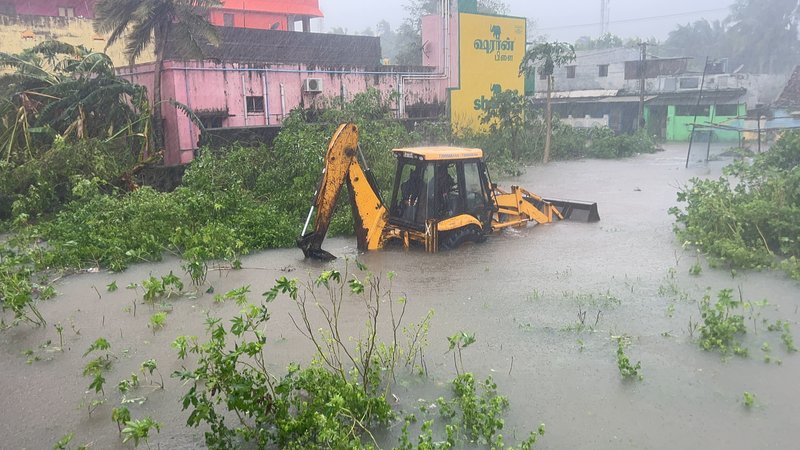 JCB removing water